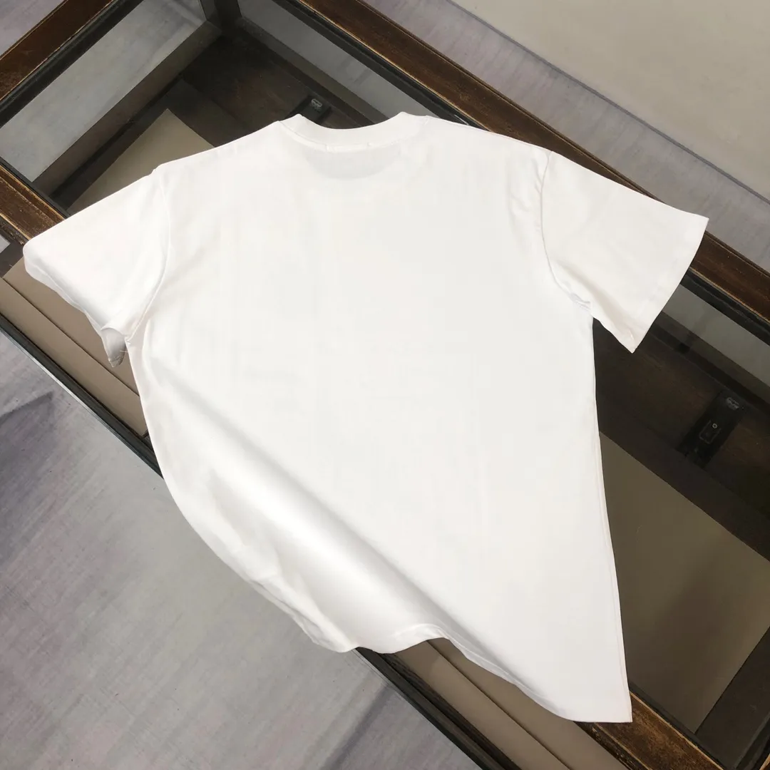 P180 Stone Island 2025 latest T-shirt, couple style ~ Original order, fashionable and casual short T-shirt, specially made of customized cotton fabric ~ Cotton T-shirt ~ Pre-washed to prevent deformation and shrinkage problem, more comfortable and breathable on the body ~ All available from stock ~ Unique design style, trendy must-have item, complete with three standards 👍 Color: black/white Size: S M L XL (larger version, please indicate your height and weight when placing an order)